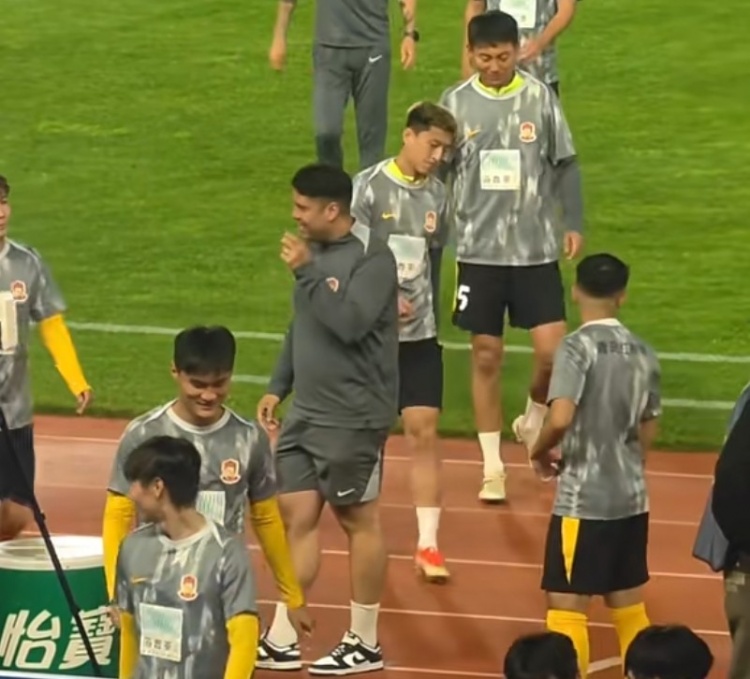 青岛西海岸昨日全员参加训练，全力备战本赛季中超剩余4轮